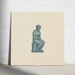 Könnte beinhalten: Quadratischer Druck mit einer sitzenden Figur in gedämpftem Türkis. Die Figur, möglicherweise eine Statue, sitzt auf einem zylindrischen Sockel vor einem cremefarbenen Hintergrund. Das Kunstwerk hat eine minimalistische Ästhetik.