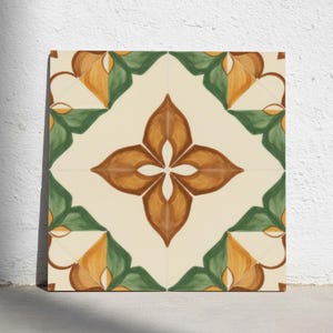 Könnte beinhalten: Eine quadratische Keramikfliese mit einem symmetrischen Blumenmuster in Ocker, Waldgrün und Creme. Das Design besteht aus einem zentralen vierblättrigen Blumenmotiv, das von Blattelementen in den Ecken umgeben ist und ein sich wiederholendes geometrisches Layout bildet.