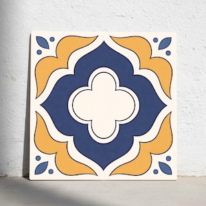 Puede incluir: Azulejo cerámico cuadrado con un patrón floral repetitivo. El diseño presenta una forma central de trébol de cuatro hojas azul marino, rodeada de elementos amarillos en forma de pétalos y pequeños acentos azules sobre un fondo crema.