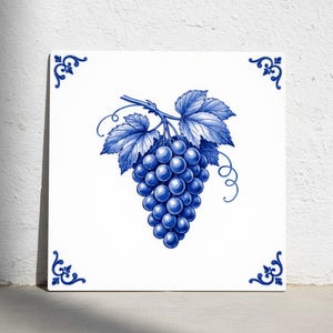 Könnte beinhalten: Quadratische Keramikfliese mit blau-weißem Traubenmuster. Das Bild zeigt eine Traube mit Blättern und Ranken vor weißem Hintergrund. Dekorative blaue Eckakzente vervollständigen das Design.
