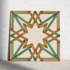 Puede incluir: Un azulejo cuadrado de cerámica con un patrón geométrico de estrella en el centro. El diseño consiste en líneas entrelazadas en tonos verde salvia y naranja terracota, sobre un fondo blanco roto con un acabado liso.
