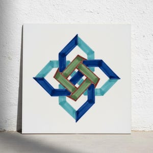 Può includere: Una piastrella quadrata bianca con un motivo geometrico centrale composto da forme angolari intrecciate. Il design utilizza tonalità di blu scuro, blu chiaro e verde salvia, con sottili bordi rossi che definiscono i segmenti verdi centrali.