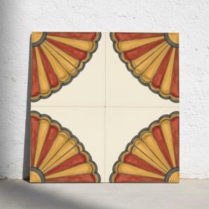 Può includere: Un set di quattro piastrelle in ceramica quadrate disposte a griglia, caratterizzate da uno sfondo color crema con un motivo a ventaglio ripetuto negli angoli. Il design è composto da segmenti alternati rossi e gialli con bordi grigio scuro.