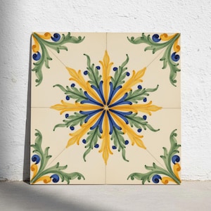 Può includere: Una composizione di piastrelle quadrate da parete con un motivo centrale a stella composto da disegni di foglie d'acanto gialle, verdi e blu su sfondo crema. Ogni angolo presenta un motivo decorativo a foglia coordinato nella stessa gamma.