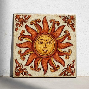 Puede incluir: Azulejo cerámico cuadrado con un diseño de sol sonriente en tonos naranja y amarillo. El sol tiene rayos estilizados y una cara con los ojos cerrados. El azulejo tiene un fondo crema con detalles decorativos en las esquinas y un borde negro.