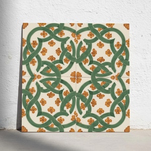 Può includere: Una piastrella decorativa quadrata con un motivo ripetitivo di linee curve verde scuro intrecciate su uno sfondo bianco sporco. Il design è arricchito da piccoli fiori arancioni a cinque petali sparsi tra i motivi a forma di vite.