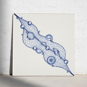 Puede incluir: Un azulejo de cerámica cuadrado con una ilustración en azul y blanco de una red de pesca dispuesta en diagonal. La red está adornada con varias conchas marinas y flotadores esféricos, representados en un estilo de tinta azul sobre fondo blanco.