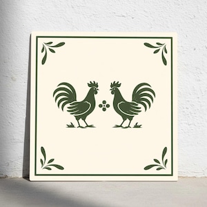 Può includere: Piastrella quadrata in ceramica con sfondo color crema e bordo verde scuro. Due galli stilizzati si fronteggiano, con un piccolo motivo floreale tra loro. Accenti decorativi di foglie in ogni angolo.