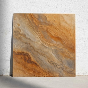 Puede incluir: Una baldosa de piedra cuadrada con un patrón natural y en capas en tonos de marrón, beige y gris. La baldosa tiene una superficie lisa y una textura sutil y orgánica. El diseño se asemeja a las vetas de la piedra natural.