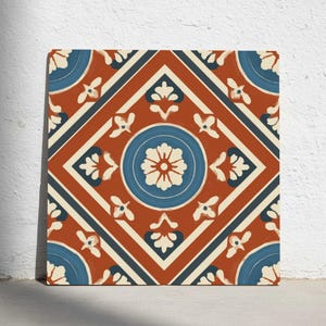 Op de afbeelding: Vierkante tegel met een herhalend geometrisch patroon in tinten roest, crème, marineblauw en wit. Het ontwerp bevat bloemmotieven en ruitvormen, wat een decoratieve en symmetrische uitstraling creëert.
