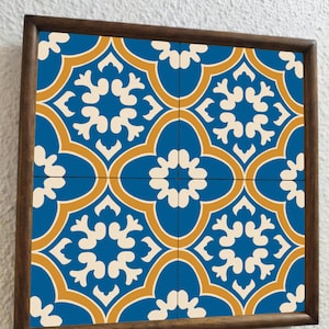 Puede incluir: Una taza de cerámica blanca con un asa negra y el texto "But First, Coffee" en un estilo manuscrito. La taza está sobre una superficie blanca. La taza mide aproximadamente 10 cm de alto.