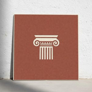 Puede incluir: Azulejo cuadrado de color terracota con una ilustración blanca estilizada de una columna clásica. La columna presenta un capitel detallado con volutas en forma de espiral y un fuste acanalado. El azulejo tiene un borde blanco.