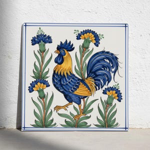 Könnte beinhalten: Eine quadratische Keramikfliese mit einem handbemalten Hahn mit blauen und gelben Federn. Der Hahn ist von stilisierten blauen und gelben Blumen mit grünen Stängeln und Blättern umgeben. Das gesamte Design ist von einem dünnen blauen Rand umrahmt.