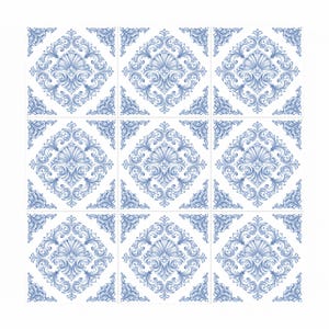 Puede incluir: Nueve baldosas cuadradas con un diseño floral azul y blanco repetido. Cada baldosa presenta un motivo central en forma de diamante con un elemento en forma de concha y adornos ornamentados. Las esquinas de cada baldosa tienen pequeños acentos florales.