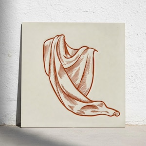 Puede incluir: Azulejo cuadrado blanquecino con una ilustración detallada de tela drapeada en un tono marrón rojizo. La obra de arte representa pliegues y sombras fluidas, creando una sensación de movimiento y textura. El azulejo está colocado contra una pared blanca.