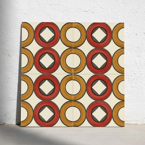 Op de afbeelding: Een vierkante wandtegel met een herhalend geometrisch patroon van rode en oranje cirkels op een crèmekleurige achtergrond. Elke cirkel bevat een centrale ruitvorm. Het ontwerp is gerangschikt in een raster van vier afzonderlijke secties.