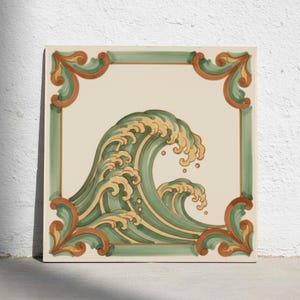 Puede incluir: Un azulejo de cerámica cuadrado con una ilustración central de una ola oceánica estilizada en tonos verde salvia y crema. El diseño está encerrado por un borde decorativo con motivos de hojas en tonos naranja y verde apagados.