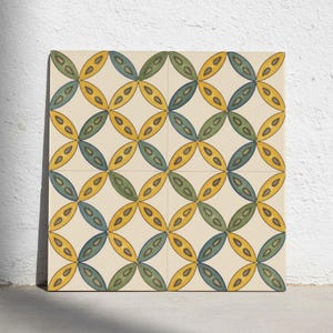 Può includere: Una piastrella decorativa quadrata caratterizzata da un motivo geometrico ripetitivo di forme a mandorla intrecciate in tonalità giallo senape, verde salvia e blu ardesia, su uno sfondo color crema con una disposizione simmetrica e pulita.