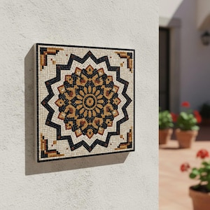 Puede incluir: Azulejo de mosaico cuadrado con un diseño geométrico de estrella. El mosaico presenta un patrón floral central en tonos marrones y dorados, rodeado de azulejos negros y crema. El azulejo está enmarcado con un borde negro.