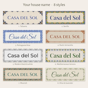 Puede incluir: Un expositor rectangular de letreros para casas que presenta ocho estilos distintos numerados del 1 al 8. Cada letrero muestra el texto "CASA DEL SOL" en varias fuentes y colores, rodeado por bordes decorativos únicos que incluyen patrones florales, geométricos y botánicos.