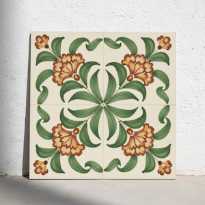 Può includere: Un set di quattro piastrelle decorative quadrate che formano un motivo floreale simmetrico. Il design presenta fiori arancioni e gialli con lunghe foglie verdi curve su uno sfondo color crema.