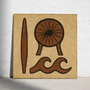 Puede incluir: Azulejo cuadrado de color beige con dibujo lineal marrón. El arte incluye una forma ovalada alta y delgada, una forma de rueda con patas y dos líneas onduladas. El azulejo está colocado contra una pared blanca.