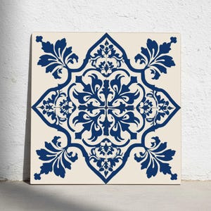 Puede incluir: Azulejo cuadrado con fondo crema y diseño floral simétrico azul marino. El patrón presenta hojas y florituras estilizadas, creando un aspecto clásico y decorativo. El azulejo es probablemente para la decoración del hogar.