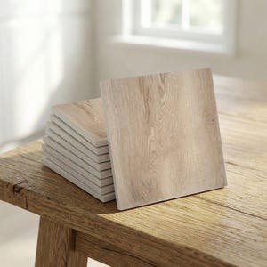 Può includere: Un set di tre tazze in ceramica con finitura opaca e macchiettata. Le tazze sono nei toni del crema, marrone chiaro e marrone scuro. Ogni tazza ha un design semplice e minimalista e un manico arrotondato.