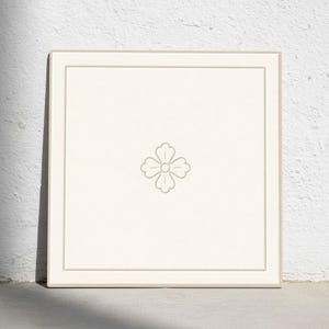 Puede incluir: Un letrero de madera rústica con el texto "Welcome to our home" en letras blancas. El letrero presenta un acabado envejecido y un diseño simple y acogedor, perfecto para la decoración de la entrada.