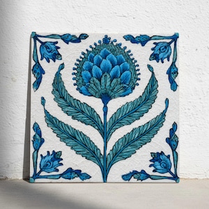 Keramikplattor i Riga, Lettland – Blomsterdekor i jugendstil, baltisk blå botanisk design
