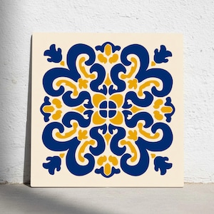 Puede incluir: Azulejo cuadrado con fondo crema que presenta un diseño simétrico en azul marino y amarillo. El patrón incluye formas arremolinadas y elementos florales, creando una apariencia decorativa y ornamentada.