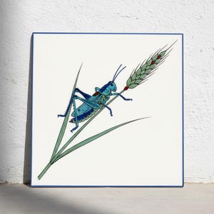 Puede incluir: Un azulejo cuadrado con una ilustración detallada de un saltamontes azul brillante posado sobre un tallo de trigo verde. El insecto tiene detalles en azul oscuro y antenas largas, mientras que el trigo muestra granos de color verde claro.