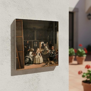 Puede incluir: Una impresión de arte mural cuadrada que presenta una pintura clásica de un grupo de personas en una habitación. La pintura representa figuras con vestimenta de época, con un perro en primer plano. La obra de arte se exhibe en una pared blanca, con una vista de un patio exterior.