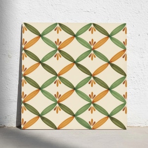Puede incluir: Un azulejo cuadrado con un patrón geométrico repetitivo de hojas entrelazadas en forma de almendra en tonos verde oliva y amarillo dorado, acentuado con pequeños motivos florales marrones de tres pétalos sobre fondo crema.