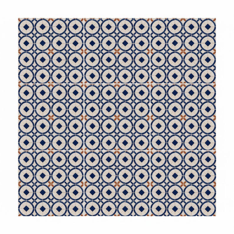 Op de afbeelding: Een herhalend patroon van vierkante tegels met een geometrisch ontwerp. Elke tegel heeft een cr&egrave;mekleurige achtergrond met een herhalend patroon van marineblauwe cirkels, ruiten en bruine accenten. De tegels zijn in een raster gerangschikt.