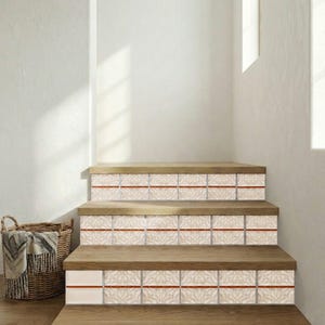 Peut inclure: Escalier en bois avec des carreaux décoratifs. Les carreaux ont un fond crème avec un motif répétitif et une fine bande brun-rouge. Les marches sont en bois clair.