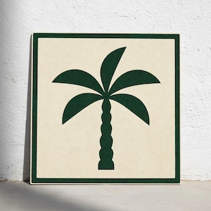 Op de afbeelding: Vierkante wandkunst met een donkergroen palmboom silhouet op een crèmekleurige achtergrond. Het palmboomontwerp is omlijst door een donkergroene rand. Het kunstwerk wordt gepresenteerd tegen een witte muur.