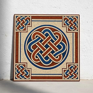 Puede incluir: Azulejo de mosaico cuadrado con un diseño de nudo celta. El azulejo presenta un nudo central azul y marrón dentro de un marco circular, rodeado por un borde de mosaicos marrones, beige y azules. Las esquinas tienen diseños de nudos más pequeños.