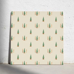 Puede incluir: Un azulejo cuadrado con un patrón repetitivo de pequeños cipreses verdes sobre un fondo crema. Cada árbol está flanqueado por dos líneas verticales finas de color marrón claro, creando un diseño de cuadrícula estructurado y simétrico.