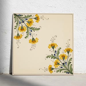 Può includere: Una piastrella quadrata in ceramica con sfondo color crema, caratterizzata da motivi floreali dipinti a mano negli angoli in alto a sinistra e in basso a destra. Il design include fiori gialli simili a margherite con steli verdi.