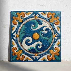 Op de afbeelding: Vierkante keramische tegel met een gedetailleerd ontwerp. De tegel heeft een centraal cirkelvormig motief met blauwe golven en een gele zon. De rand is blauw met gele en witte bloemaccenten. De tegel is ongeveer 30 cm vierkant.