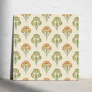 Può includere: Una piastrella quadrata con un motivo ripetitivo di fiori stilizzati arancioni e gialli con steli e foglie verdi disposti a griglia su uno sfondo color crema. I motivi floreali sono simmetrici e distribuiti uniformemente.