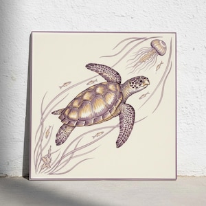 Puede incluir: Una impresión de arte mural cuadrada que presenta una ilustración detallada de una tortuga marina nadando entre algas flotantes, peces pequeños y una medusa. La obra utiliza una paleta de colores suaves de violetas, tonos bronce y cremas sobre un fondo claro.