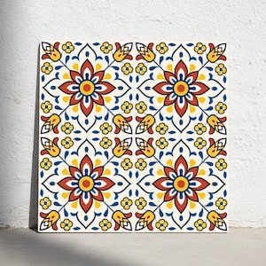 Könnte beinhalten: Quadratische Fliese mit einem sich wiederholenden Blumenmuster. Das Design zeigt große rote und gelbe Blumen, kleinere gelbe Blumen und blaue Blätter auf cremefarbenem Hintergrund. Die Fliese wird vor einer weißen Wand präsentiert.