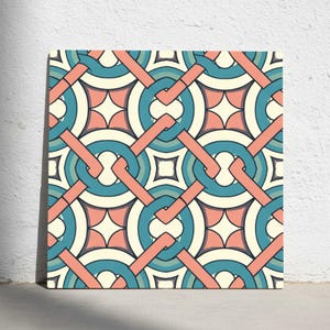 Puede incluir: Obra de arte cuadrada con un patrón geométrico repetitivo. El diseño incorpora círculos entrelazados y líneas diagonales en colores turquesa, coral y crema. La obra de arte tiene una estética retro y moderna de mediados de siglo.