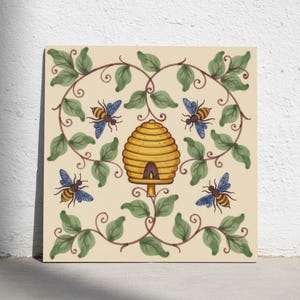 Könnte beinhalten: Eine quadratische Dekofliese mit einem zentralen gelben Bienenstock, umgeben von vier fliegenden Bienen mit blauen Flügeln und gelb-schwarz gestreiften Körpern, eingerahmt von verschlungenen braunen Ranken mit grünen Blättern auf cremefarbenem Grund.