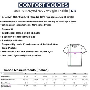 Op de afbeelding: Wit T-shirt met de tekst "COMFORT COLORS" en productdetails. Het geverfde heavyweight T-shirt is gemaakt van 100% ringspun katoen. Afgewerkte maten in cm worden verstrekt voor verschillende maten, inclusief lichaamslengte en borstbreedte.