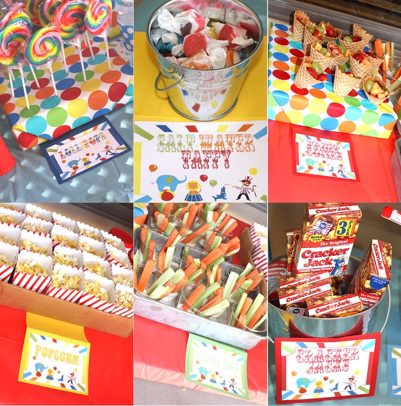 Puede incluir: Una mesa preparada para una fiesta con tem&aacute;tica de circo con varios bocadillos y golosinas. La mesa est&aacute; cubierta con tela a cuadros rojos y blancos. Hay letreros que dicen "Lollipops", "Salt Water Taffy", "Popcorn", "Cracker Jacks" y "Fruit Cones".