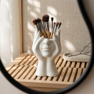 Soporte blanco para brochas de maquillaje, recipiente de almacenamiento estético para tocador, organizador de escritorio moderno
