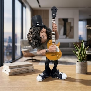 Peut inclure: Une figurine de guitariste aux longs cheveux noirs bouclés, portant un haut-de-forme noir avec des crânes, un t-shirt gris et un pantalon noir. Le personnage tient une guitare électrique jaune, a une cigarette à la bouche et porte des baskets.